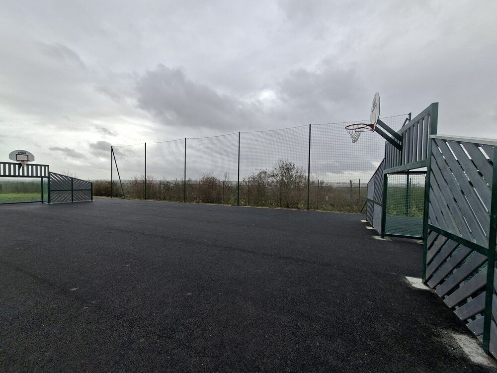 Terrain de basket extérieur sous ciel nuageux