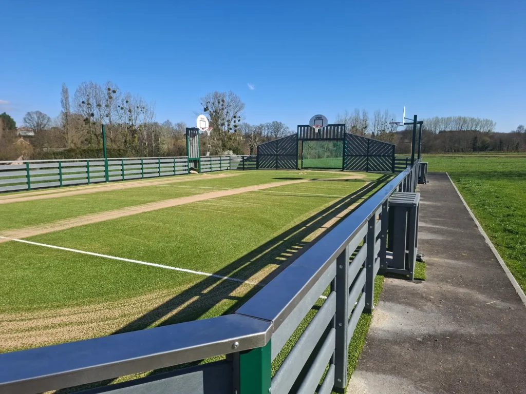 Terrain multisport extérieur avec paniers de basket