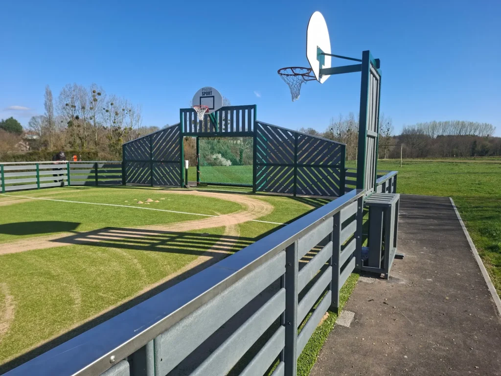Terrain multisport extérieur avec paniers de basket