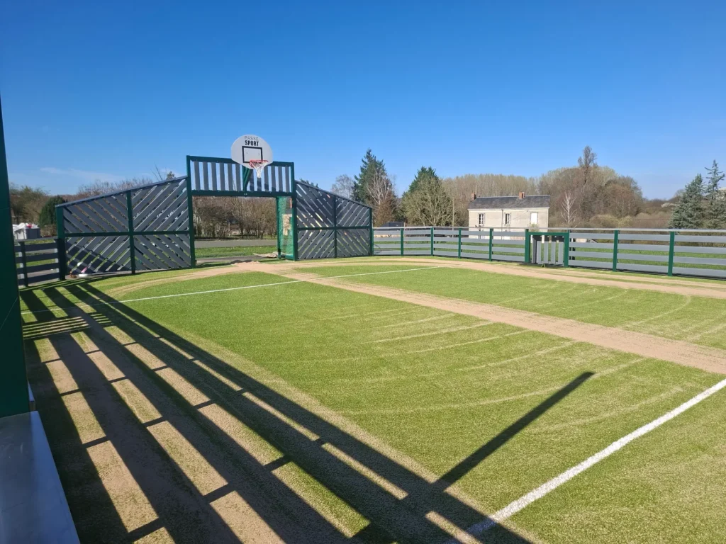 Terrain multisport extérieur avec panier de basket