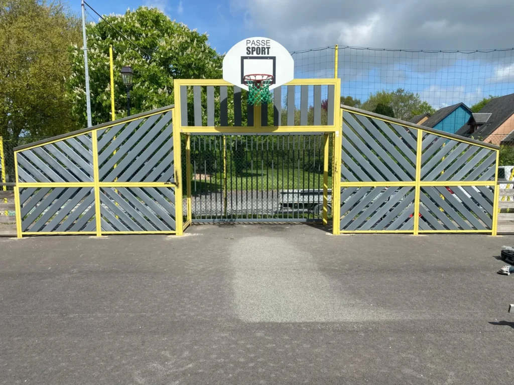 Panier de basket au-dessus d’un portail métallique