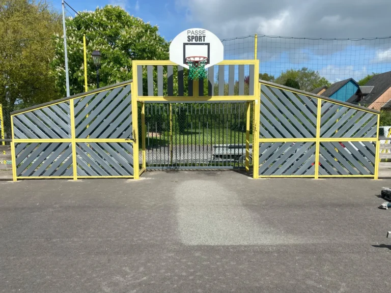 Panier de basket au-dessus d’un portail métallique